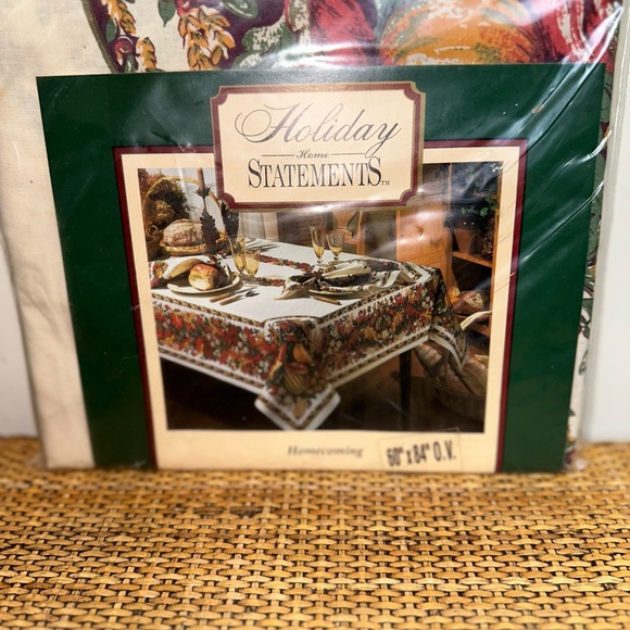 Vintage Holiday Opulence Poinsettia Themed Oval Tablecloth Thanksgiving 60”x85” - Picture 2 of 6